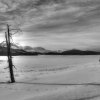 Le soir tombe sur le lac gelé